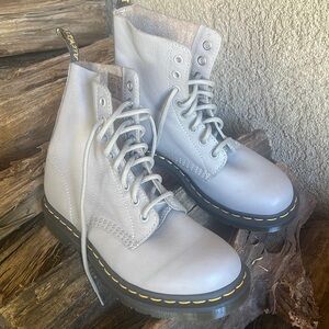 Dr Martens 1460 Pascal Taupe, 8 Eyelit US 7L/ 38 unworn